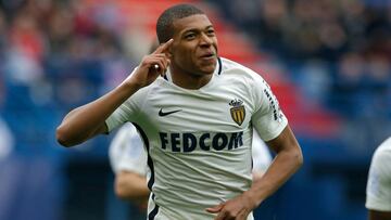 Mbapp&eacute; celebra un gol con el M&oacute;naco.