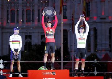 Primoz Roglic se quedó con el título en La Vuelta a España. El podio lo completó Alejandro Valverde y Tadej Pogacar. Superman López se llevó el premio de Supercombativo de la carrera y el Movistar Team de Nairo fue el mejor equipo. 