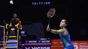 Carolina Marín devuelve el volante a Kento Momota en la final del China Open 2018 de Changzhou.