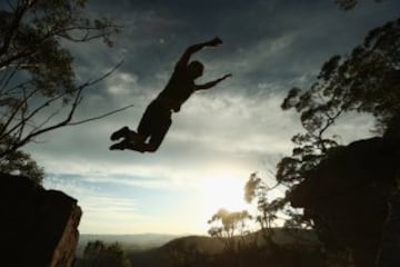 El slackline es un deporte extremo de equilibrio en el que se usa una cinta (normalmente elástica) que se engancha entre dos puntos fijos y se tensa. No se usa ninguna herramienta para ayudar a mantener el equilibrio. Se pueden realizar saltos, movimientos dinámicos, posturas de yoga incluso acrobacias. 
