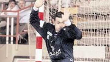 <b>CUESTIONADO. </b>Martínez, portero del Ademar, en mal momento.