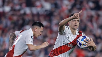 AMDEP7528. BUENOS AIRES (ARGENTINA), 01/08/2023.- Pablo Solari (d) de River Plate celebra un gol hoy, en un partido de los octavos de final de la Copa Libertadores entre River Plate e Internacional en el estadio Mâs Monumental en Buenos Aires (Argentina). EFE/ Juan Ignacio Roncoroni
