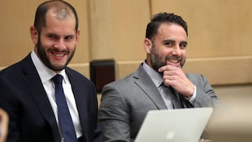 El hispanoestadounidense Pablo Ibar y su abogado defensor, Joe Nascimento sonríen durante una audiencia hoy miércoles en el tribunal del condado Broward, en Fort Lauderdale, Florida (EEUU).