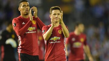 Ander Herrera junto a Chris Smalling tras el encuentro de ida de semifinales de la Champions disputado en Bala&iacute;dos.