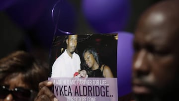 CHICAGO, IL - AUGUST 28: People attend a prayer vigil for Nykea Aldridge outside Willie Mae Morris Empowerment Center on August 28, 2016 in Chicago, Illinois. Nykea Aldridge, cousin of NBA star Dwyane Wade's was shot in the head and killed when a stray bullet struck her while she was pushing her baby in a stroller Friday afternoon near an elementary school on Chicago's south side. Joshua Lott/Getty Images/AFP
== FOR NEWSPAPERS, INTERNET, TELCOS & TELEVISION USE ONLY ==