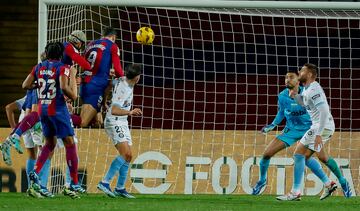 1-1. Córner que lanza Raphinha, Robert Lewandowski remata de cabeza, superando a Gazzaniga, para poner el empate en el marcador.