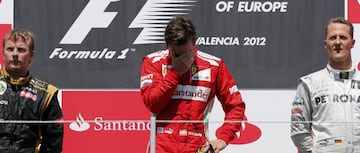 Alonso, emocionado en el podio tras remontar en Valencia y ganar el gran premio.