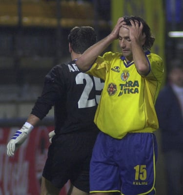 Fichó por el Villarreal en diciembre de 2001. Jugó 13 partidos y anotó un gol en el que sería su última temporada antes de retirarse como futbolista profesional.
