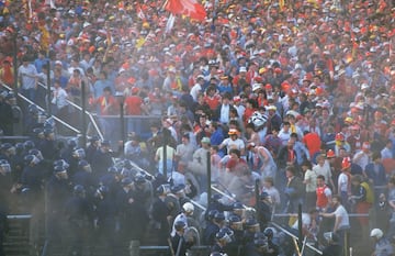 Los aficionados ultras del Liverpool, bastante perjudicados por la ingesta de alcohol, comenzaron a lanzar objetos a la afici¨®n italiana y a abalanzarse sobre ellos. Todo ello provoc¨® una avalancha ya que los italianos intentaban alejarse de los ingleses concentr¨¢ndose todos en una misma zona.