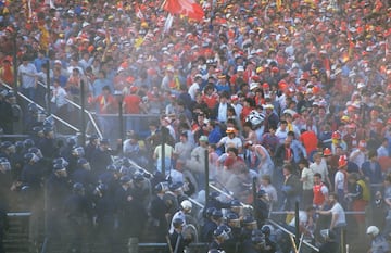 Los aficionados ultras del Liverpool, bastantes perjudicados por la ingesta de alcohol, comenzaron a lanzar objetos a la afición italiana y a abalanzarse sobre ellos. Todo ello provocó una avalancha ya que los italianos intentaban alejarse de los ingleses concentrándose todos en una misma zona. 