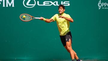 HOUSTON, TX - APRIL 07: Cristian Garin (CHI) hits a return during the US Clay Court Championships Rd2 singles match at River Oaks Country Club on April 7, 2022 in Houston, TX. (Photo by Ken Murray/Icon Sportswire via Getty Images)