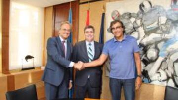 Pedro Garc&iacute;a Guill&eacute;n, consejero delegado de Canal+; Miguel Cardenal, secretario de Estado para del Deporte, y Tatxo Benet, directivo de Mediapro, tras la firma del acuerdo.