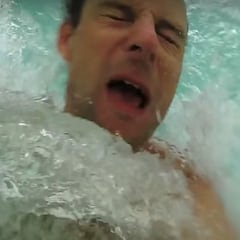 Una potente ola se lleva por delante a un youtuber