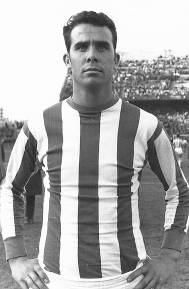 Nacido en La Laguna (Tenerife) y nacionalizado venezolano, Pepe Ravelo jugó en la selección vinotinto los premundiales del Mundial Inglaterra 66. Tras brillar en Venezuela con el Canarias FC, fichó por el Córdoba CF en Primera División, equipo en el que disputó 29 encuentros en Primera División. También jugó en el CD Tenerife y el Hércules. No obstante, su mayor legado lo dejó en el Xerez CD, donde disputó 348 partidos y marcó 70 goles, convirtiéndose en leyenda del club andaluz.