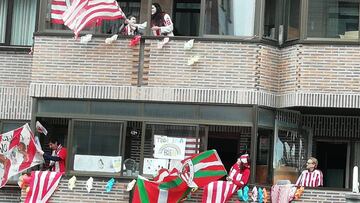 Balcones bilbaínos con distintitvos del Athletic
