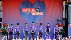 Los ciclistas del equipo Burgos-BH este jueves durante la presentación de la 77 edición de la Vuelta a España en Utrecht (Países Bajos).