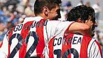 DUPLA URUGUAYA. Correa y Diego Alonso serán la referencia en el ataque rojiblanco.