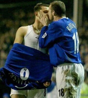 Wayne Rooney cuando jugaba para el Everton se vio implicado en una celebración bastante amorosa...