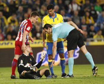 Gameiro, Lizoaín, aythami y el árbitro Martínez Munuera.