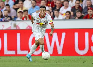 Fin de contrato: 2024 ? Valor (Olocip): 11,2 M
Pareja de Sesko en Salzburgo. Delantero móvil, rápido al espacio, polivalente y con gran capacidad de presión. Esa es la radiografía de un Okafor que es la gran esperanza de Suiza para el Mundial. El curso pasado comenzó a mostrar sus credenciales, gracias a sus 14 goles y 10 asistencias. Si el Madrid se lanzase a por su fichaje se estima que anotaría 0.43 goles por partido.