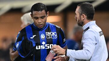 Atalanta's Colombian forward Luis Muriel leaves the pitch after receiving a red card during the Italian Serie A football match between Atalanta and Lazio on October 23, 2022 at the Atleti Azzurri d'Italia stadium in Bergamo. (Photo by Miguel MEDINA / AFP)