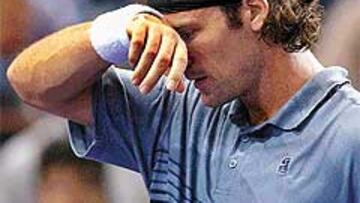 <b>DIGNO SEMIFINALISTA.</B> El público de París reconoció el esfuerzo de Moyá.