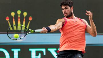 Carlos Alcaraz, contra Juncheng Shang en el Shanghái Masters.