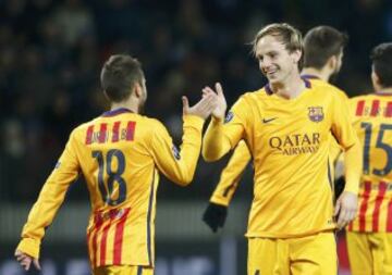 0-2. Raktitc celebr¨® el segundo tanto con Jordi Alba.