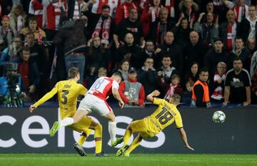 Slavia level. Jan Boril gets between Barça's centre-backs to fire home. 1-1. Min.56