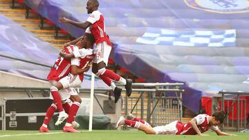 LONDON, ENGLAND - AUGUST 01: Pierre-Emerick Aubameyang of Arsenal celebrates with teammates Ainsley Maitland-Niles, Dani Ceballos, and Nicolas Pepe after scoring his team&#039;s second goal during the FA Cup Final match between Arsenal and Chelsea at Wemb