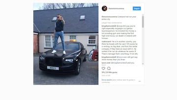 Conor McGregor posa sobre el capó del Rolls-Royce que alquiló para asistir al Grand National.