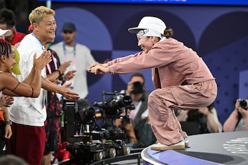 B-girl Ami celebra su oro olímpico en la Plaza de la Concordia. 