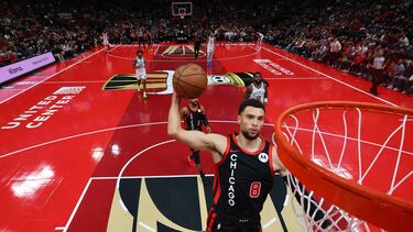 Zach LaVine, de los Chicago Bulls, encara un mate frente a los Brooklyn Nets, en la primera jornada de la NBA In-Season Tournament.