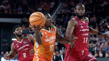 GRAF083. VALENCIA, 01/02/2026.- Omari Moore (c) del Valencia ante Diagne, del Hiopos Lleida, durante el partido de baloncesto correspondiente a la J18 de la Liga Endesa disputado hoy domingo en el pabellón Roig Arena de Valencia, entre Valencia Basket y Hiopos Lleida. EFE/ Miguel Ángel Polo