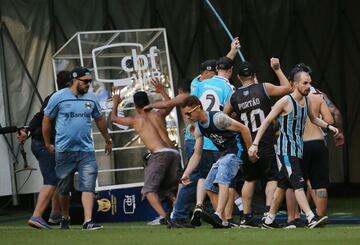 Los radicales del Gremio saltaron al terreno de juego durante el encuentro frente a la Sociedade Esportiva Palmeiras. Los asaltantes destrozaron el VAR como protesta de la derrota. 