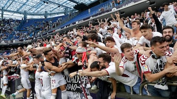 Los jugadores del Albacete celebran con la afición la victoria ante el Deportivo, al término de la final del playoff de ascenso a LaLiga SmartBank (EFE).