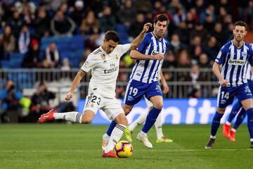 El defensa del Real Madrid, Sergio Reguilón, chuta ante el centrocampista del Deportivo Alavés, Manu García 