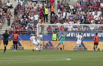 Dos minutos después de marcar Rapinoe el conjunto español aprovechó un error en la salida de balón estadounidense y Jenni de vaselina bate a Naeher.