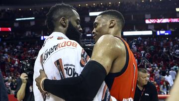 James Harden y Russell Westbrook se abrazan tras el partido.