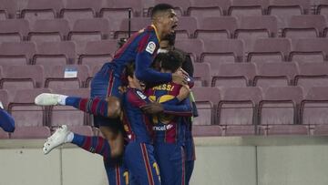 Araújo, en la piña de jugadores del Barça.