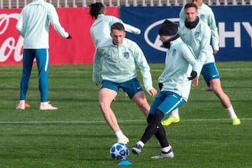 Santiago Arias and Antoine Griezmann in training with Atleti.