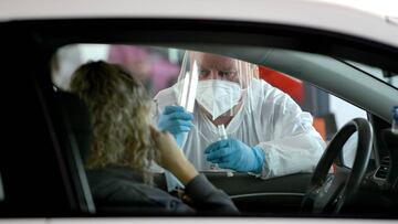 Un sanitario toma muestras para hacer la prueba del coronavirus