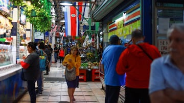 La gente camina por el Mercado Central mientras los costarricenses se preparan para las elecciones del domingo, con las encuestas indicando a Laura Fernández, del Partido Popular Soberano (PPSO), como clara favorita, en medio de un aumento del tráfico de drogas y la violencia que ha erosionado la imagen del país como un paraíso turístico pacífico, en San José, Costa Rica, el 31 de enero de 2026.
