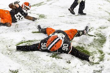 Los jugadores de los Cleveland Browns hacen figuras de ángeles sobre la nive tras ganar su partido a los Pittsburgh Steelers.