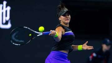 Andreescu ejecuta una derecha en el torneo de Pek&iacute;n.