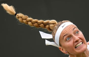 Petra Kvitova, de la República Checa, sirve ante la serbia Natalija Stevanovic en un partido individual femenino en el sexto día del campeonato de tenis de Wimbledon en Londres.