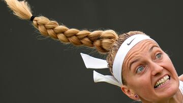 Petra Kvitova, de la República Checa, sirve ante la serbia Natalija Stevanovic en un partido individual femenino en el sexto día del campeonato de tenis de Wimbledon en Londres.