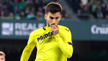 SEVILLE, SPAIN - MARCH 10: Alex Baena of Villarreal CF celebrates scoring his team's first goal during the LaLiga EA Sports match between Real Betis and Villarreal CF at Estadio Benito Villamarin on March 10, 2024 in Seville, Spain. (Photo by Fran Santiago/Getty Images)