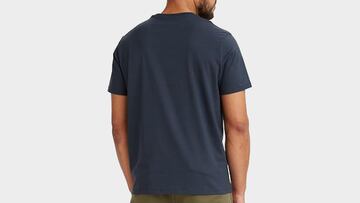 Camiseta Levi's en color 'dress blue' disponible en Amazon.