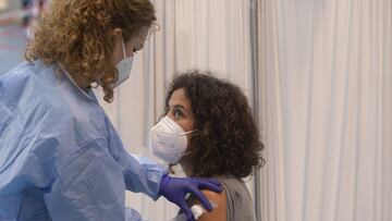 Una mujer tras recibir una dosis de la vacuna contra la COVID-19 de AstraZeneca en Sevilla, foto de archivo